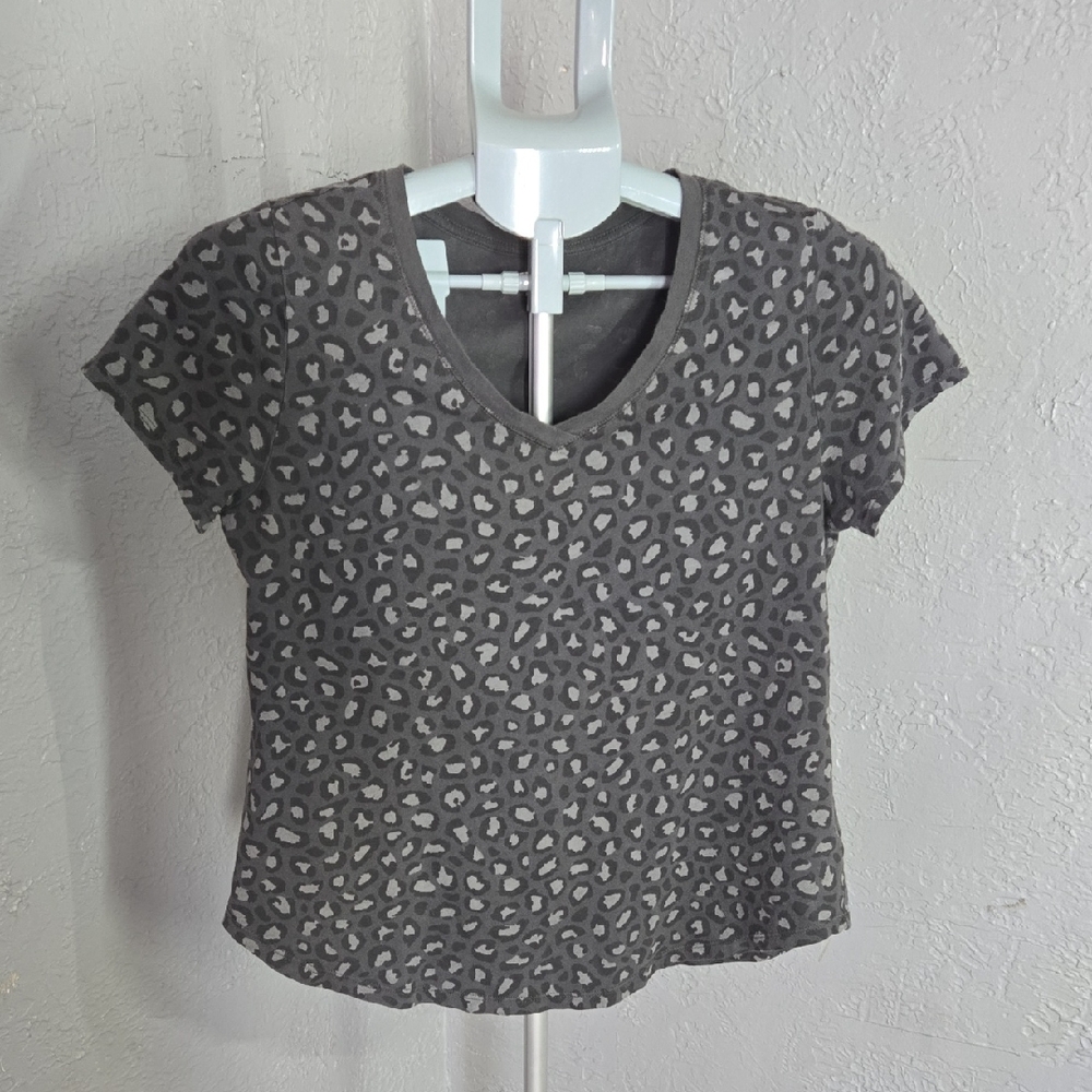 Old Navy Everywear Gray Leopard Tee